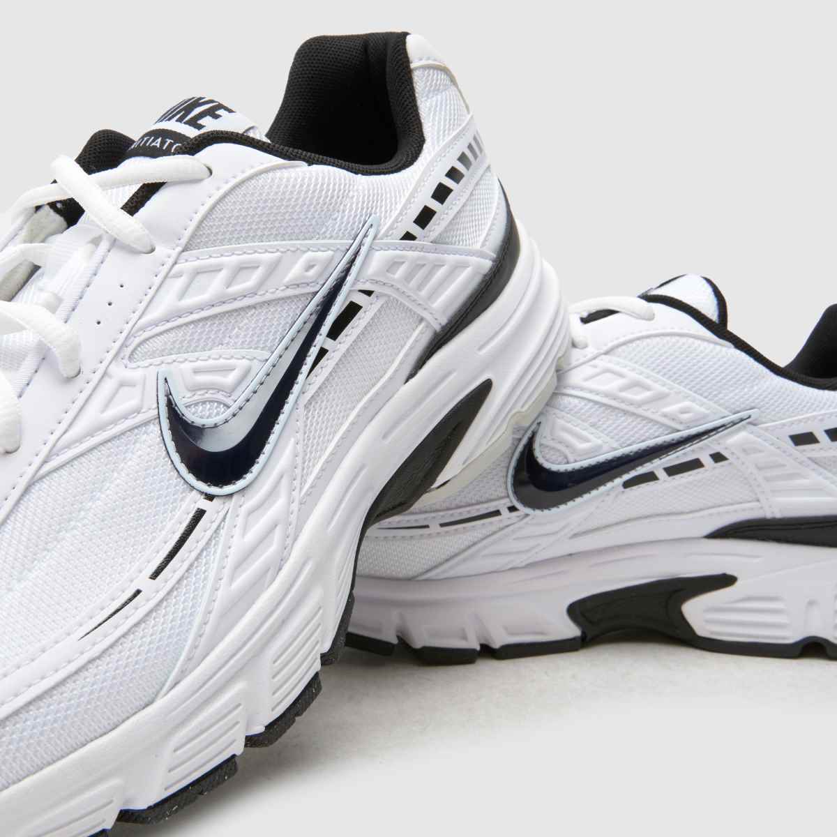 Initiator in White & Black